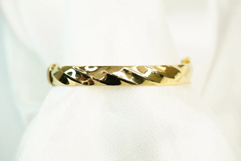 14k Plane with Diagonal Lines Bangle Bracelet